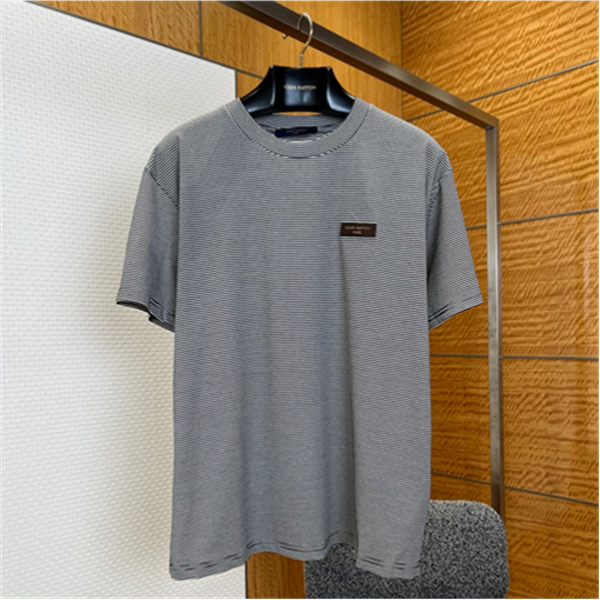  グレー 細ボーダー半袖Tシャツ Louis Vuitton ルイヴィトン コピー 胸元パッチロゴ クルーネック ゆったりシルエット