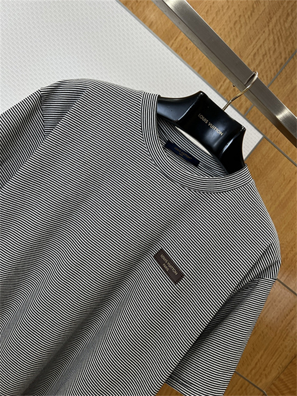  グレー 細ボーダー半袖Tシャツ Louis Vuitton ルイヴィトン コピー 胸元パッチロゴ クルーネック ゆったりシルエット