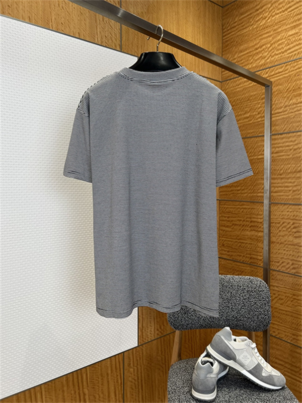  グレー 細ボーダー半袖Tシャツ Louis Vuitton ルイヴィトン コピー 胸元パッチロゴ クルーネック ゆったりシルエット