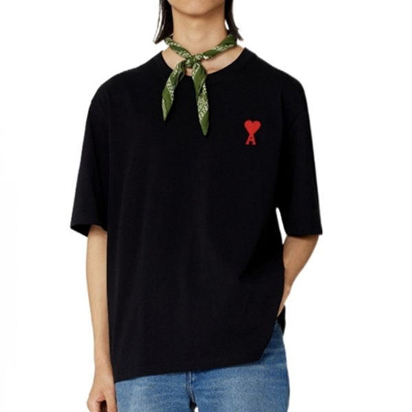 ブラック 半袖Tシャツ AMI Paris アミ パリス コピー 胸元レッドハートロゴ クルーネック 無地調 メンズカジュアルトップス