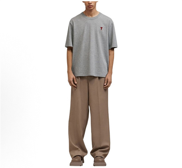 ブラック 半袖Tシャツ AMI Paris アミ パリス コピー 胸元レッドハートロゴ クルーネック 無地調 メンズカジュアルトップス