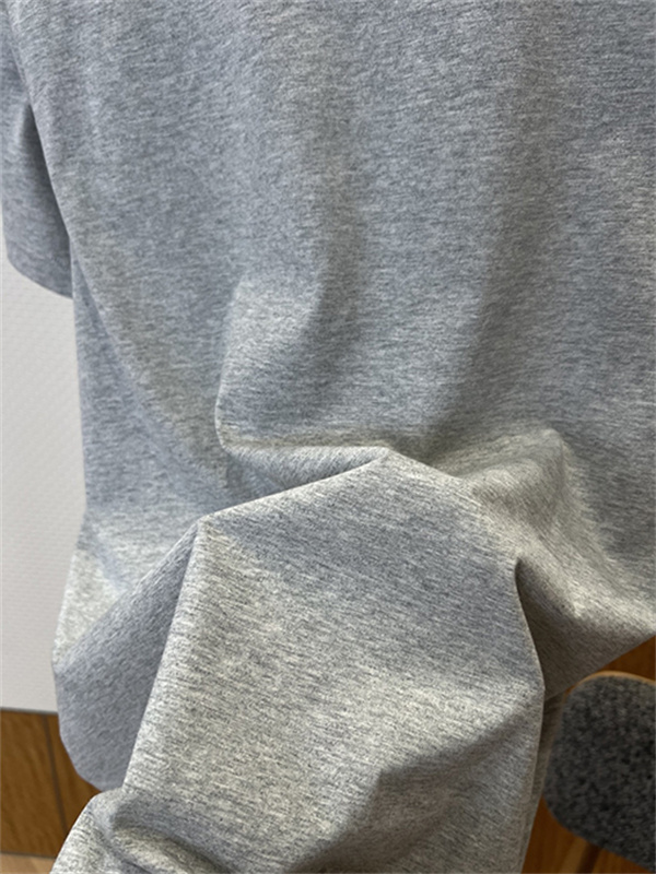 ブラック 半袖Tシャツ AMI Paris アミ パリス コピー 胸元レッドハートロゴ クルーネック 無地調 メンズカジュアルトップス