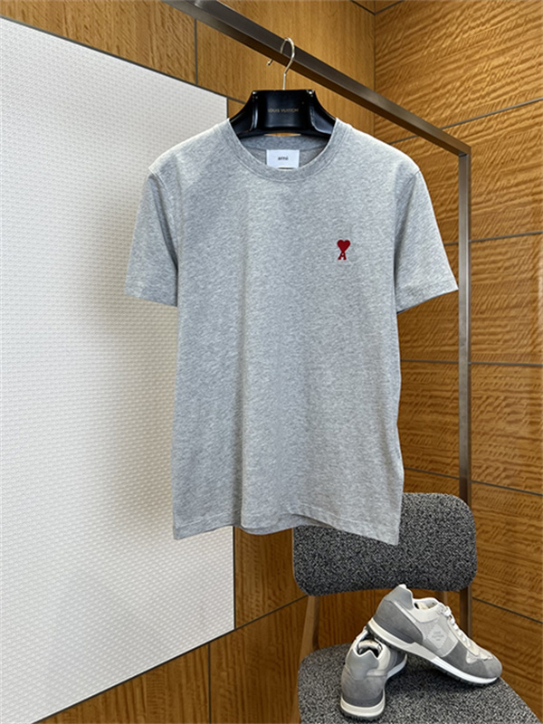 ブラック 半袖Tシャツ AMI Paris アミ パリス コピー 胸元レッドハートロゴ クルーネック 無地調 メンズカジュアルトップス