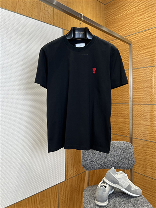 ブラック 半袖Tシャツ AMI Paris アミ パリス コピー 胸元レッドハートロゴ クルーネック 無地調 メンズカジュアルトップス
