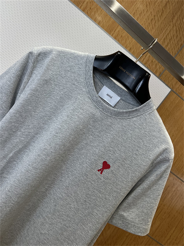 ブラック 半袖Tシャツ AMI Paris アミ パリス コピー 胸元レッドハートロゴ クルーネック 無地調 メンズカジュアルトップス