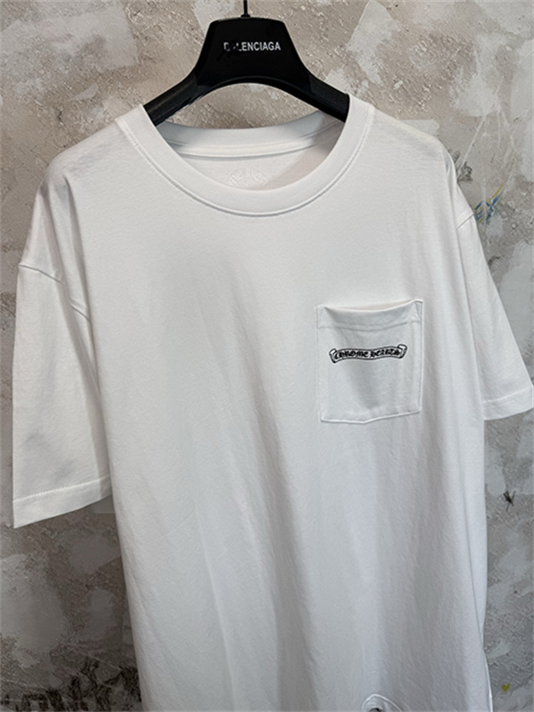  ホワイト 半袖Tシャツ Chrome Hearts クロムハーツ コピー 胸ポケットロゴ 裾グラフィック クルーネック ゆったりシルエット