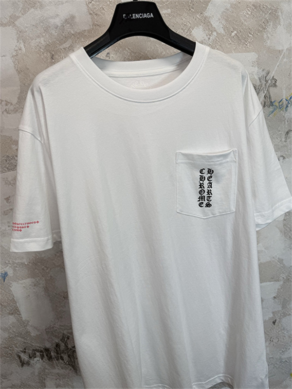  ブラック 半袖Tシャツ Chrome Hearts クロムハーツ コピー 胸ポケットロゴ バック英字プリント ゴシック文字 クルーネック