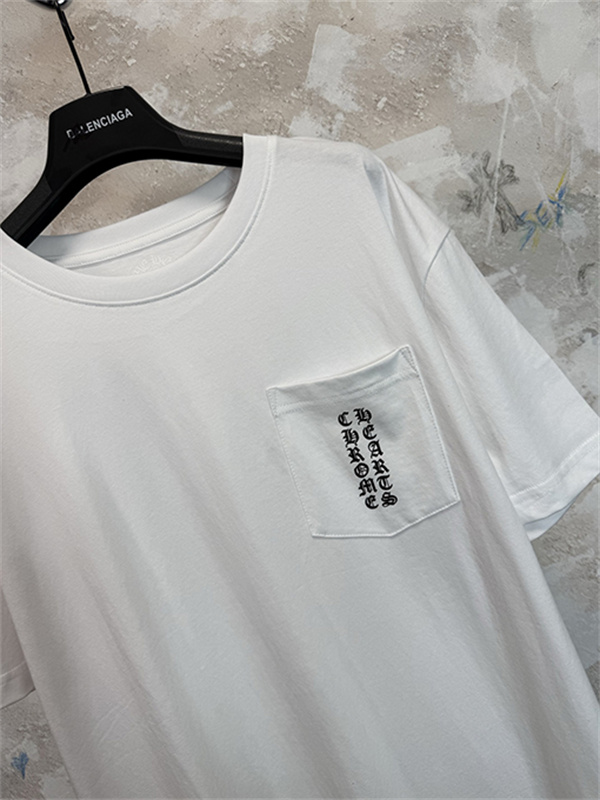  ブラック 半袖Tシャツ Chrome Hearts クロムハーツ コピー 胸ポケットロゴ バック英字プリント ゴシック文字 クルーネック