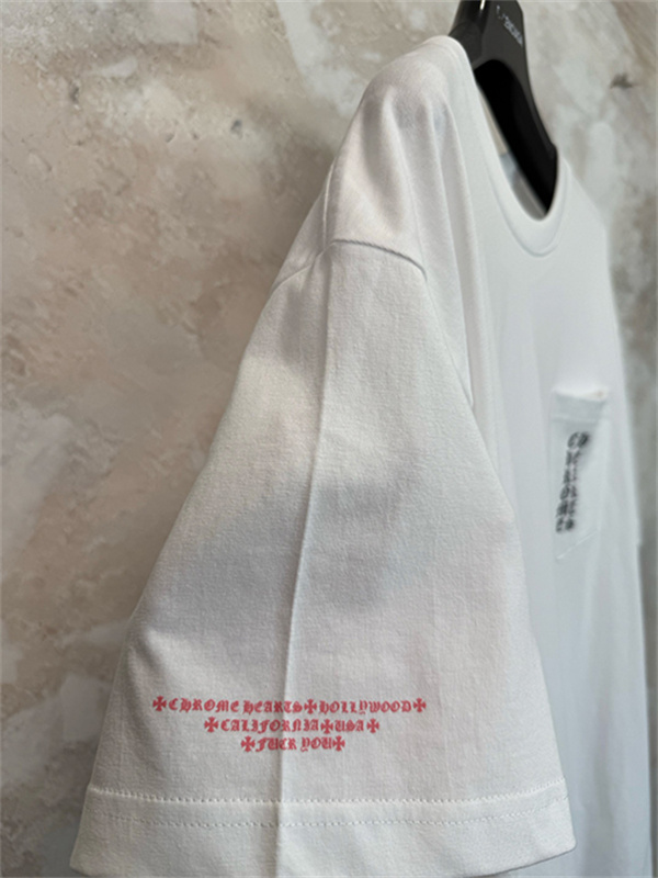  ブラック 半袖Tシャツ Chrome Hearts クロムハーツ コピー 胸ポケットロゴ バック英字プリント ゴシック文字 クルーネック