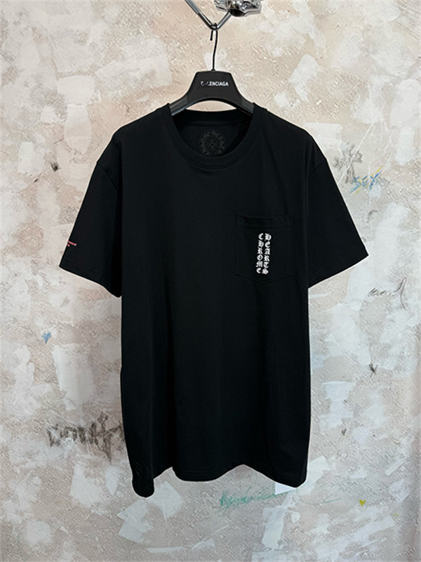  ブラック 半袖Tシャツ Chrome Hearts クロムハーツ コピー 胸ポケットロゴ バック英字プリント ゴシック文字 クルーネック