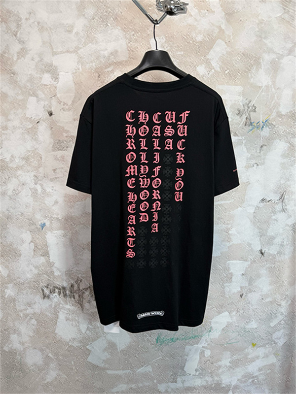  ブラック 半袖Tシャツ Chrome Hearts クロムハーツ コピー 胸ポケットロゴ バック英字プリント ゴシック文字 クルーネック