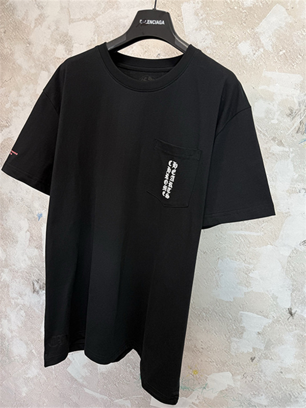  ブラック 半袖Tシャツ Chrome Hearts クロムハーツ コピー 胸ポケットロゴ バック英字プリント ゴシック文字 クルーネック