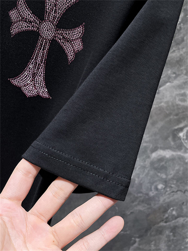 ブラック 半袖Tシャツ Chrome Hearts クロムハーツ コピー ピンククロス刺繍風 胸元ワンポイント クルーネック ゆったりシルエット
