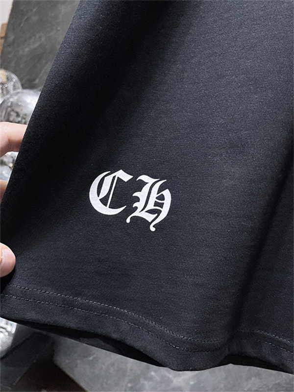 ブラック 半袖Tシャツ Chrome Hearts クロムハーツ コピー ピンククロス刺繍風 胸元ワンポイント クルーネック ゆったりシルエット