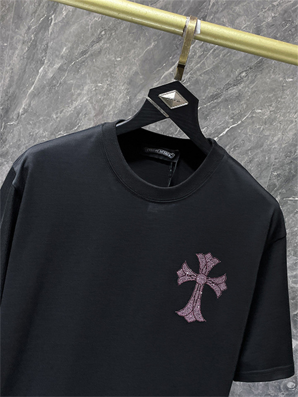 ブラック 半袖Tシャツ Chrome Hearts クロムハーツ コピー ピンククロス刺繍風 胸元ワンポイント クルーネック ゆったりシルエット