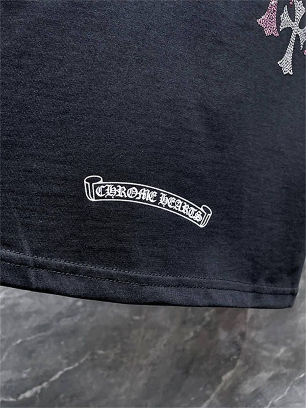 ブラック 半袖Tシャツ Chrome Hearts クロムハーツ コピー ピンククロス刺繍風 胸元ワンポイント クルーネック ゆったりシルエット