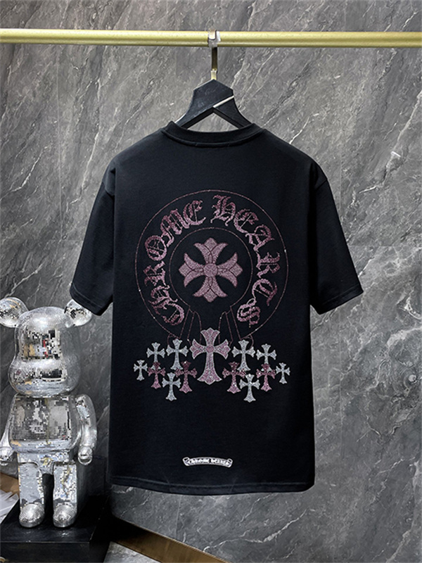 ブラック 半袖Tシャツ Chrome Hearts クロムハーツ コピー ピンククロス刺繍風 胸元ワンポイント クルーネック ゆったりシルエット