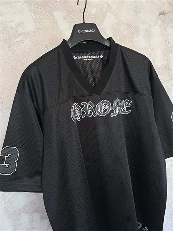 ブラック メッシュゲームシャツ Chrome Hearts クロムハーツ コピー ゴシックロゴ Vネック 半袖 ナンバープリント ゆったりシルエット
