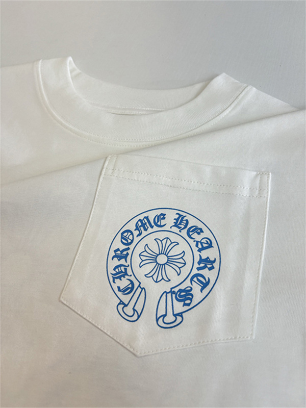 ホワイト 長袖Tシャツ Chrome Hearts クロムハーツ コピー 胸ポケットロゴ ブルースリーブグラフィック クルーネック ゆったりシルエット