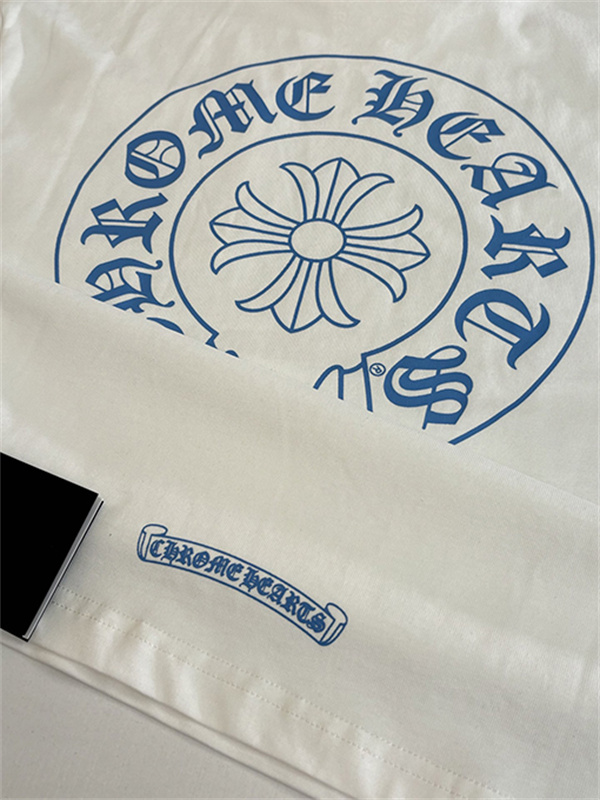  ホワイト 長袖Tシャツ Chrome Hearts クロムハーツ コピー 胸ポケットロゴ ブルースリーブグラフィック クルーネック ゆったりシルエット