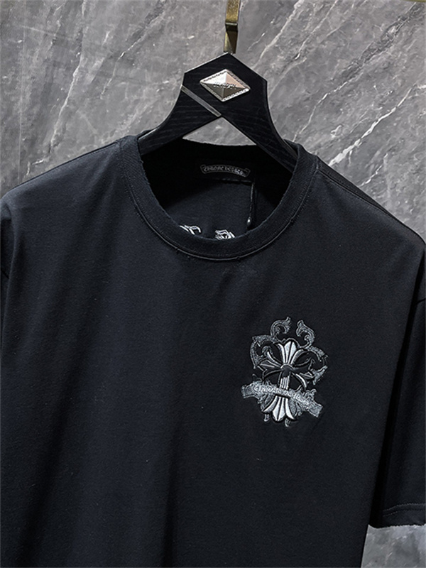 ブラック 半袖Tシャツ Chrome Hearts クロムハーツ コピー フローラルクロス背面ロゴ ゴシック英字 クルーネック ゆったりシルエット