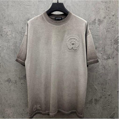 ピンク 半袖カットソー Chrome Hearts クロムハーツ コピー トーンロゴ ワンポイント刺繍風 ウォッシュ加工 丸首 カジュアルトップス