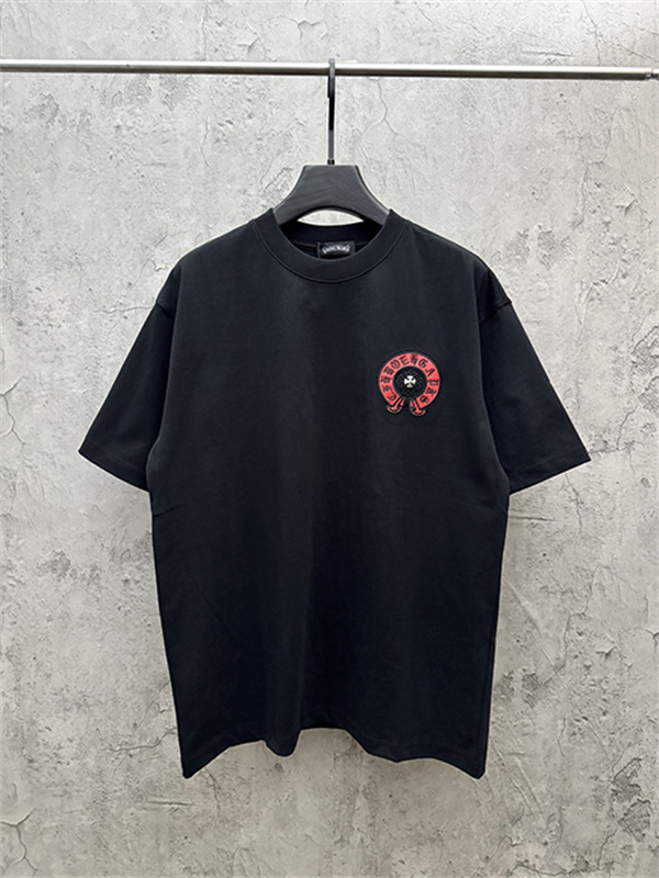 レッド 半袖Tシャツ Chrome Hearts クロムハーツ コピー 胸元サークルロゴ クルーネック ワンポイントデザイン ゆったりシルエット