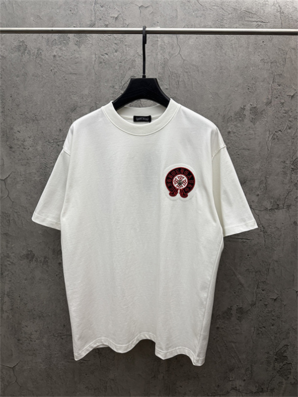 レッド 半袖Tシャツ Chrome Hearts クロムハーツ コピー 胸元サークルロゴ クルーネック ワンポイントデザイン ゆったりシルエット