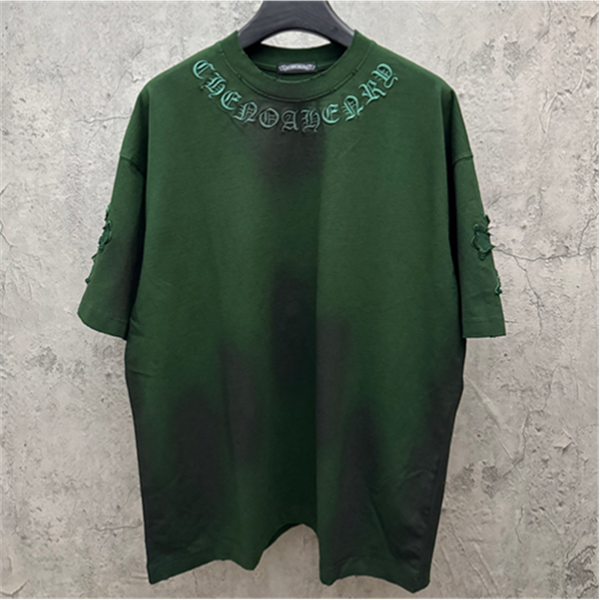 グリーン 半袖Tシャツ Chrome Hearts クロムハーツ コピー ネックゴシックロゴ ウォッシュグラデーション クロスワッペン風 ゆったりシルエット