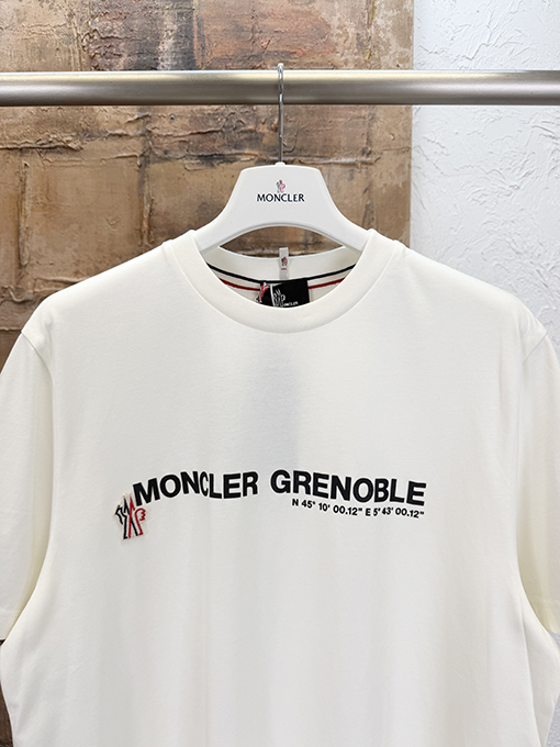 ホワイト ブラック 半袖Tシャツ MONCLER GRENOBLE モンクレール グルノーブル コピー 胸元ロゴプリント クルーネック シンプルカジュアル