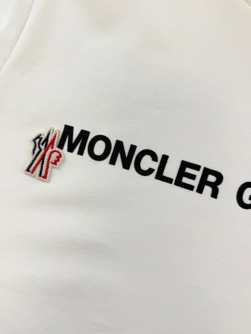 ホワイト ブラック 半袖Tシャツ MONCLER GRENOBLE モンクレール グルノーブル コピー 胸元ロゴプリント クルーネック シンプルカジュアル