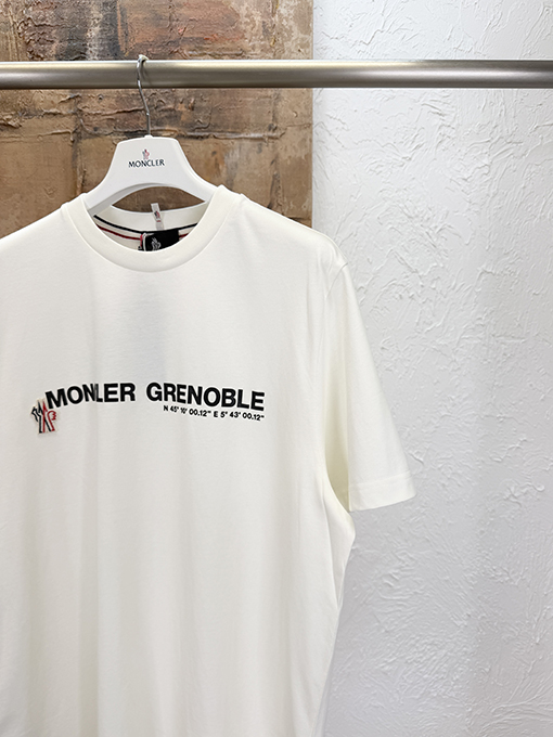 ホワイト ブラック 半袖Tシャツ MONCLER GRENOBLE モンクレール グルノーブル コピー 胸元ロゴプリント クルーネック シンプルカジュアル