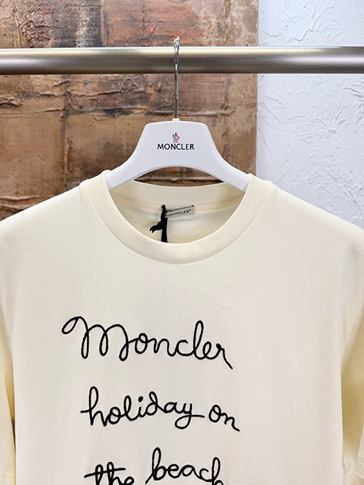  ホワイト 半袖Tシャツ MONCLER モンクレール コピー フロント筆記体ロゴ 袖ワッペン クルーネック ゆったりシルエット
