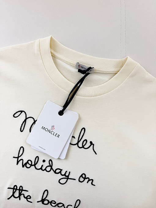  ホワイト 半袖Tシャツ MONCLER モンクレール コピー フロント筆記体ロゴ 袖ワッペン クルーネック ゆったりシルエット