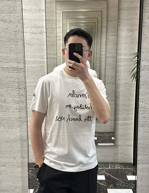  ホワイト 半袖Tシャツ MONCLER モンクレール コピー フロント筆記体ロゴ 袖ワッペン クルーネック ゆったりシルエット