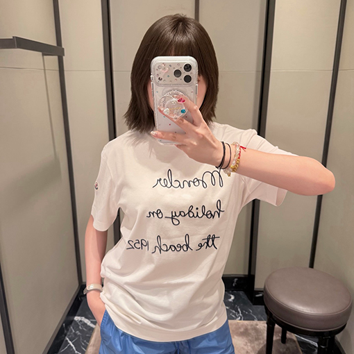  ホワイト 半袖Tシャツ MONCLER モンクレール コピー フロント筆記体ロゴ 袖ワッペン クルーネック ゆったりシルエット