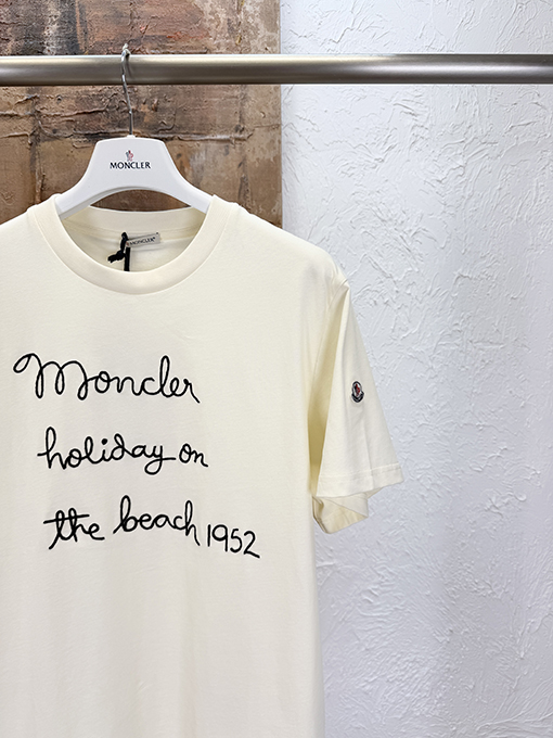  ホワイト 半袖Tシャツ MONCLER モンクレール コピー フロント筆記体ロゴ 袖ワッペン クルーネック ゆったりシルエット
