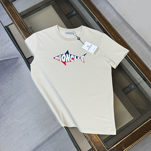  デイリーウェア ブラック ロゴTシャツ MONCLER モンクレール コピー シャークグラフィック 半袖 丸首 フロントプリント 