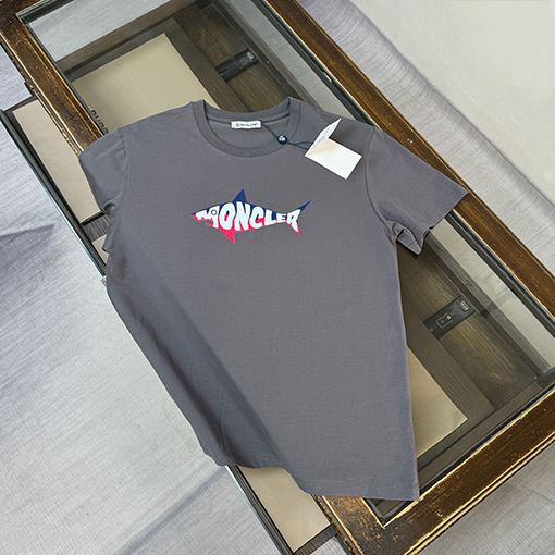  デイリーウェア ブラック ロゴTシャツ MONCLER モンクレール コピー シャークグラフィック 半袖 丸首 フロントプリント 