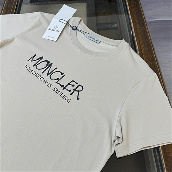 ホワイト 半袖Tシャツ MONCLER モンクレール コピー TOMORROW IS SMILINGロゴ クルーネック フロント英字プリント すっきりシルエット