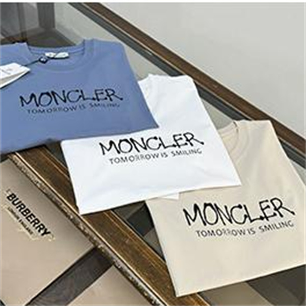 ホワイト 半袖Tシャツ MONCLER モンクレール コピー TOMORROW IS SMILINGロゴ クルーネック フロント英字プリント すっきりシルエット