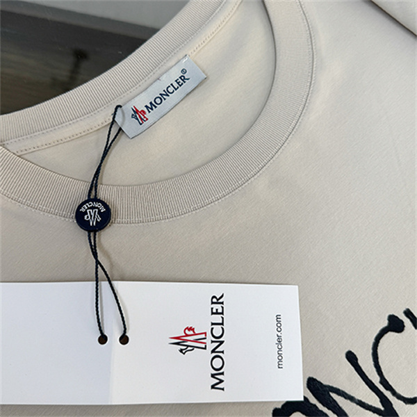 ホワイト 半袖Tシャツ MONCLER モンクレール コピー TOMORROW IS SMILINGロゴ クルーネック フロント英字プリント すっきりシルエット