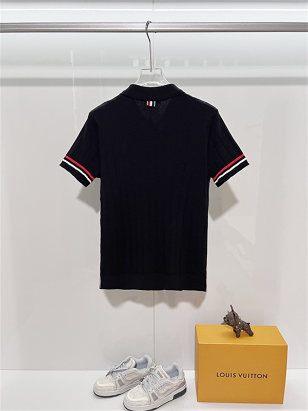 ブラック ニットポロシャツ MONCLER モンクレール コピー 袖ライン配色 リブ編み 半袖 襟付き ボタンデザイン