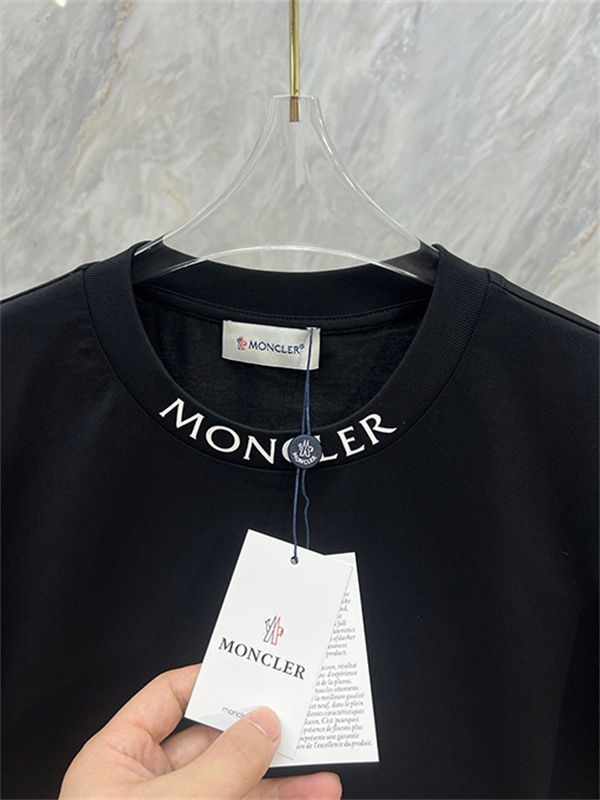 半袖Tシャツ MONCLER モンクレール コピー ネックロゴプリント クルーネック 袖ワッペン 無地調 カジュアルトップス