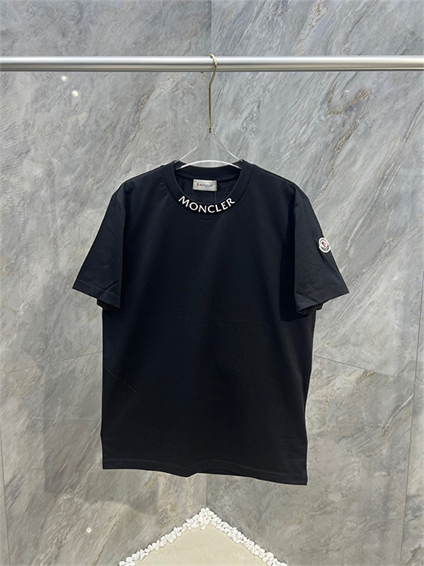 半袖Tシャツ MONCLER モンクレール コピー ネックロゴプリント クルーネック 袖ワッペン 無地調 カジュアルトップス