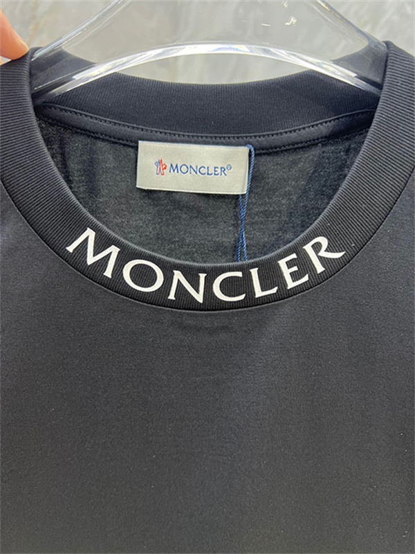 半袖Tシャツ MONCLER モンクレール コピー ネックロゴプリント クルーネック 袖ワッペン 無地調 カジュアルトップス