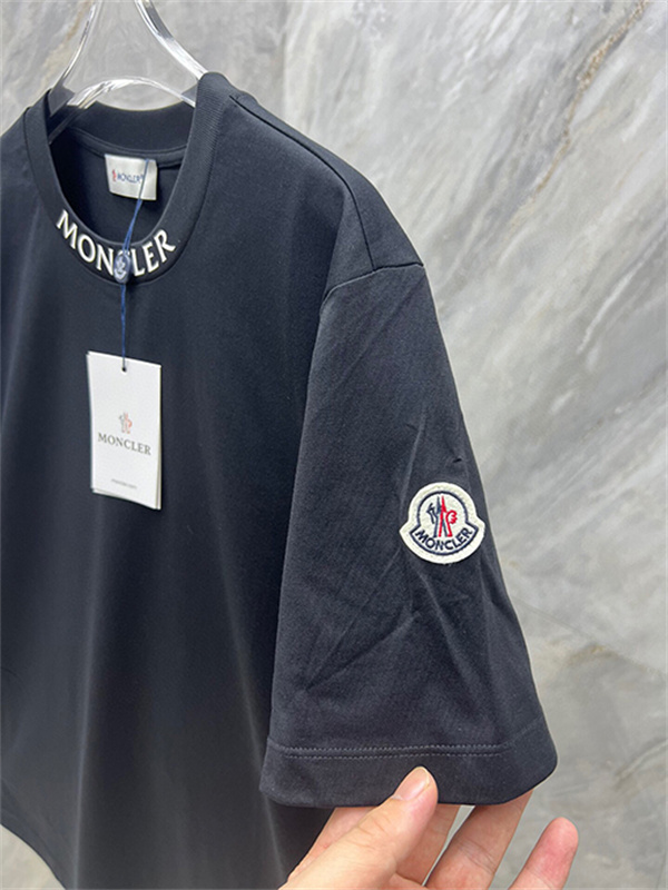 半袖Tシャツ MONCLER モンクレール コピー ネックロゴプリント クルーネック 袖ワッペン 無地調 カジュアルトップス