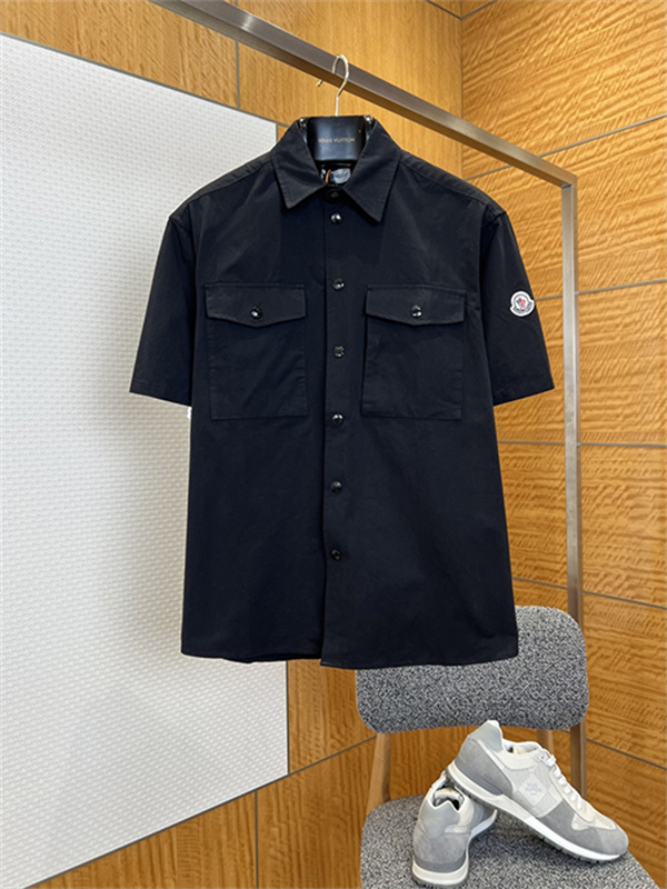 半袖シャツ MONCLER モンクレール コピー 胸ポケット付き フロントボタン 袖ワッペン 襟付き カジュアルトップス