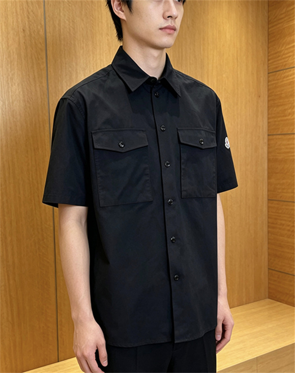 半袖シャツ MONCLER モンクレール コピー 胸ポケット付き フロントボタン 袖ワッペン 襟付き カジュアルトップス