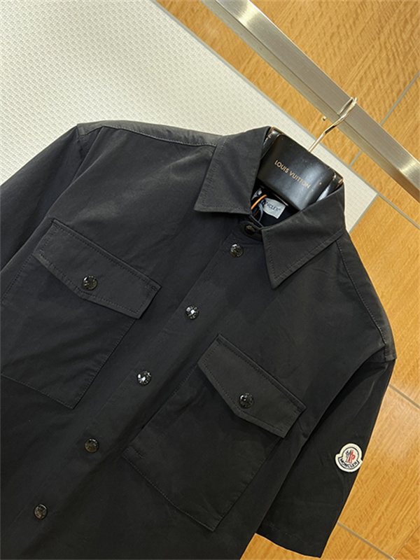 半袖シャツ MONCLER モンクレール コピー 胸ポケット付き フロントボタン 袖ワッペン 襟付き カジュアルトップス